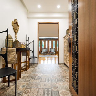 Свежая идея для дизайна: узкая прихожая в средиземноморском стиле с белыми стенами, ковровым покрытием и разноцветным полом - отличное фото интерьера