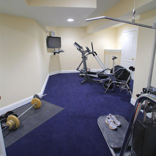 フィラデルフィアのトラディショナルスタイルのおしゃれなトレーニングルーム (ベージュの壁、カーペット敷き、青い床) の写真