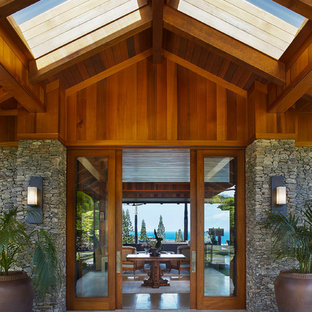 ハワイの大きい引き戸トロピカルスタイルのおしゃれな玄関ドア (木目調のドア) の写真