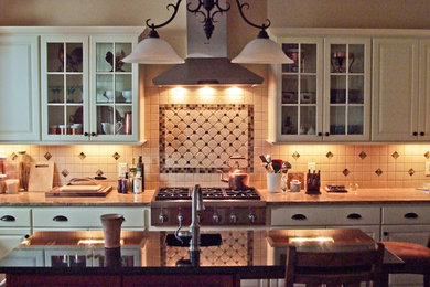 Kitchen - traditional kitchen idea in Atlanta