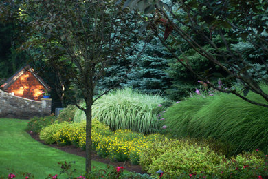 Inspiration for a mid-sized traditional partial sun landscaping in New York.