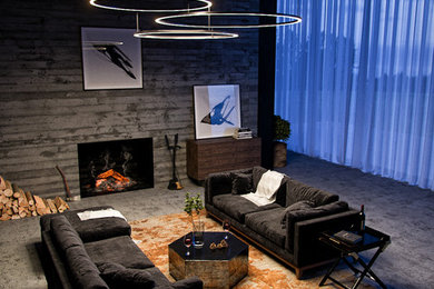 Стильный дизайн: большая двухуровневая гостиная комната в стиле лофт с серыми стенами, бетонным полом, горизонтальным камином, фасадом камина из бетона и серым полом без телевизора - последний тренд