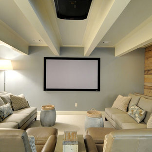 Aménagement d'une salle de cinéma classique de taille moyenne avec moquette et un mur multicolore.