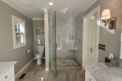 Foto de cuarto de baño principal de tamaño medio con puertas de armario blancas