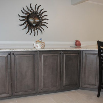 Starmark Kitchen in Maple Ridgeville w/ Decorative Edge in Slate w/ Ebony Glaze