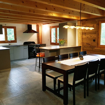 Une cuisine classique intégrée dans un chalet en vieux bois