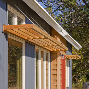 Inspiration för ett litet funkis grått hus, med allt i ett plan och metallfasad