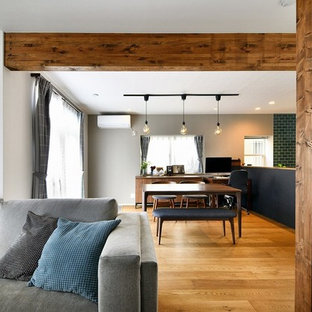 東京23区のカントリー風 LDKの画像 (白い壁、無垢フローリング、茶色い床)