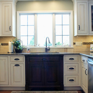 Traditional Soft White Kitchen with Peninsula