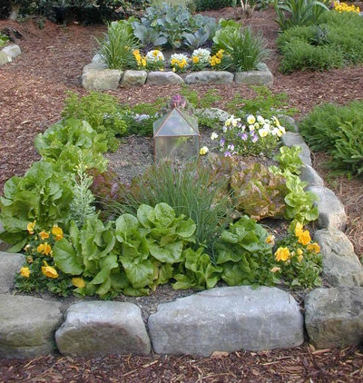   by Home & Garden Design, Atlanta - Danna Cain, ASLA