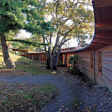 Oak Grove House | House Following Curve of Landscape