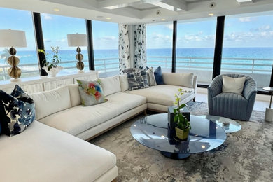 Esempio di un ampio soggiorno design aperto con pareti blu, pavimento in legno verniciato, pavimento bianco e soffitto a cassettoni