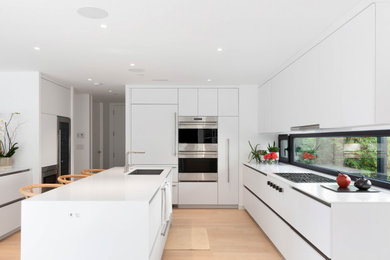 Trendy kitchen photo in Vancouver