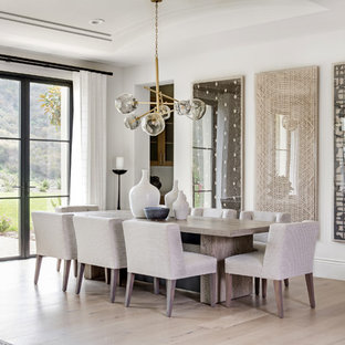 オレンジカウンティの中サイズのトランジショナルスタイルのLDKの画像 (白い壁、淡色無垢フローリング、ベージュの床、暖炉なし)