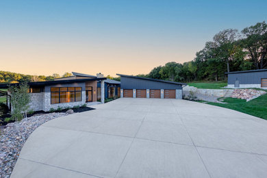 Foto de fachada de casa gris minimalista grande de una planta con revestimiento de aglomerado de cemento, tejado de un solo tendido y tejado de metal