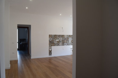 Foto di una cucina minimal di medie dimensioni con parquet scuro