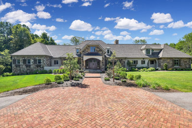 Example of a classic entryway design in Cleveland