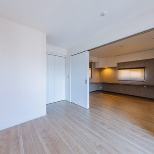 Modernes Hauptschlafzimmer mit weißer Wandfarbe, Sperrholzboden, braunem Boden, Tapetendecke und Tapetenwänden in Tokio