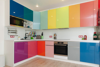 Кухня в стиле "colorful" с глянцевыми фасадами
