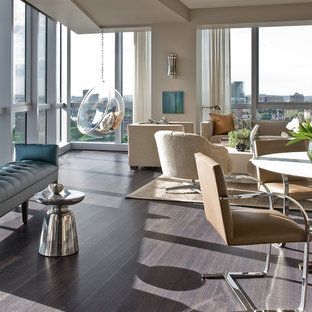 ボストンの中サイズのコンテンポラリースタイルのLDKの画像 (ベージュの壁、濃色無垢フローリング)