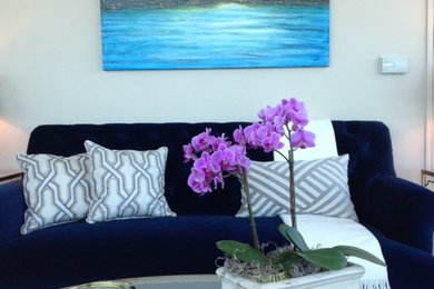 Example of a minimalist living room design in San Francisco