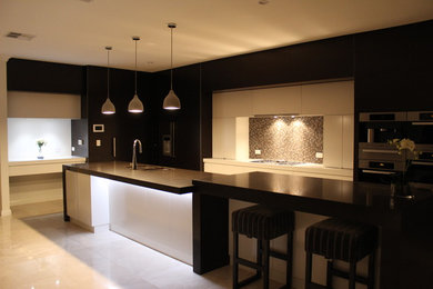 Photo of a modern kitchen in Newcastle - Maitland.