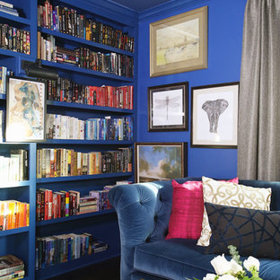 Idéer för ett mellanstort klassiskt arbetsrum, med ett bibliotek, blå väggar, mellanmörkt trägolv, en standard öppen spis, en spiselkrans i tegelsten, ett fristående skrivbord och brunt golv