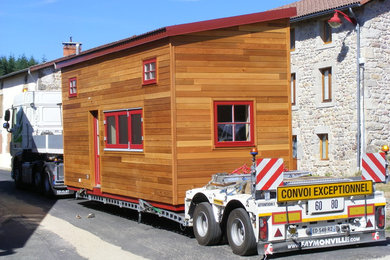 This is an example of a small modern shed and granny flat in Clermont-Ferrand.