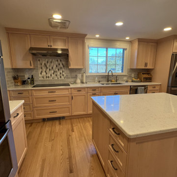 6612 - Bianco Breeze: Transforming with Quartz & Maple