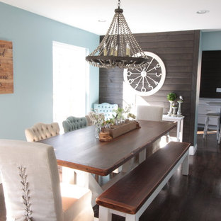 シンシナティの中サイズのカントリー風 LDKの画像 (青い壁、濃色無垢フローリング、茶色い床)