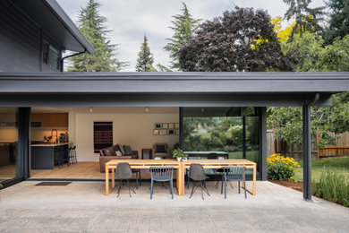 Design ideas for a midcentury patio in Seattle.