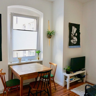 ベルリンの小さいコンテンポラリースタイルのLDKの画像 (白い壁、淡色無垢フローリング、暖炉なし、茶色い床)