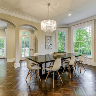 ニューアークの広いヴィクトリアン調 LDKの画像 (ベージュの壁、無垢フローリング、暖炉なし、茶色い床)