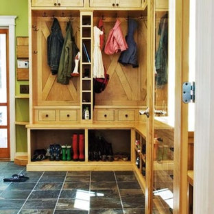 Создайте стильный интерьер: тамбур в современном стиле с зелеными стенами и полом из сланца - последний тренд