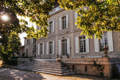 Inspiration pour une façade de maison design.