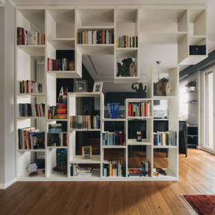 Große, Offene Moderne Bibliothek mit grauer Wandfarbe, hellem Holzboden, Multimediawand, braunem Boden und eingelassener Decke in Mailand