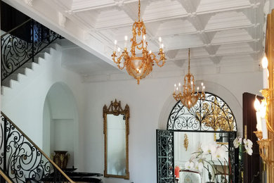 Example of a classic hallway design in Miami