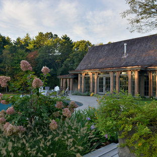 ボストンのラスティックスタイルのおしゃれなプールの写真