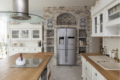Kitchen photo in Charleston