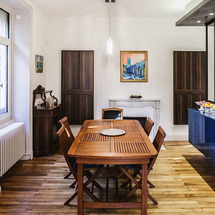 アンジェの中サイズのモダンスタイルのLDKの画像 (ベージュの壁、無垢フローリング、標準型暖炉、石材の暖炉まわり、ベージュの床)