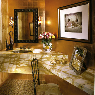 Foto di un bagno di servizio moderno di medie dimensioni con piastrelle beige, piastrelle in metallo, pareti beige, pavimento con piastrelle a mosaico, lavabo sottopiano, top in marmo, pavimento beige e top beige