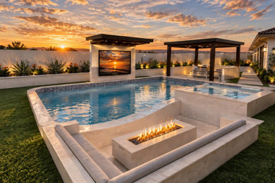 Example of a minimalist backyard custom-shaped hot tub design in Los Angeles