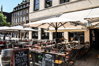 Parasols pour terrasse du Restaurant The Dubliners à Strasbourg (Dpt.67)