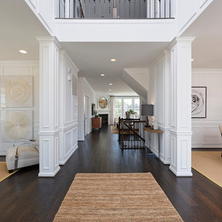 Bild på en stor vintage hall, med vita väggar, vinylgolv och brunt golv