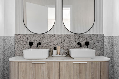 Diseño de cuarto de baño principal, doble y flotante contemporáneo con baldosas y/o azulejos grises, suelo de baldosas de porcelana, encimera de cuarzo compacto y suelo gris