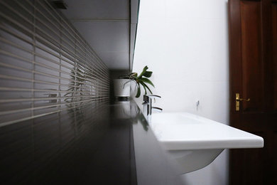 Design ideas for a mid-sized modern bathroom in Sydney.