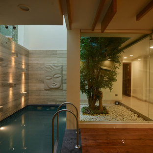 デリーのアジアンスタイルのおしゃれなプールの写真