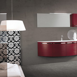 Foto di una piccola stanza da bagno con doccia moderna con lavabo integrato, ante lisce, ante rosse, vasca freestanding, doccia ad angolo, WC monopezzo, piastrelle bianche, piastrelle in ceramica, pareti grigie e pavimento con piastrelle in ceramica