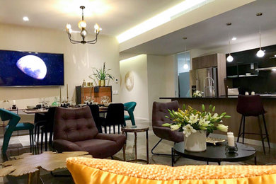 Modelo de salón para visitas tipo loft de tamaño medio con televisor colgado en la pared
