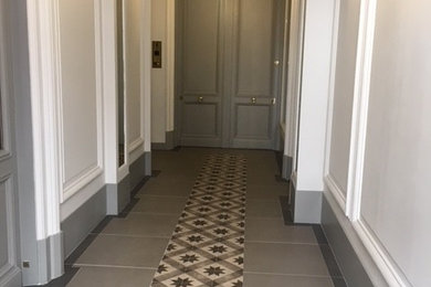 Idées déco pour un grand porche d'entrée de maison avant rétro avec du carrelage.